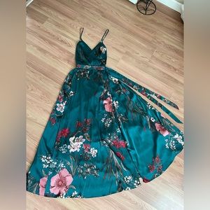 Lulu’s - NWOT- Emerald green floral print maxi dress, size small